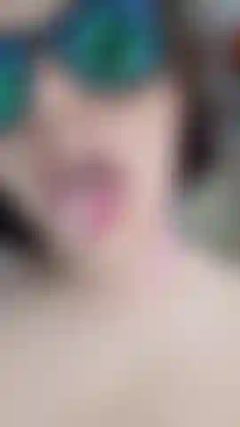 Eu adoraria deixar sua rola coberta de saliva misturada com toda a sua gozada agora.