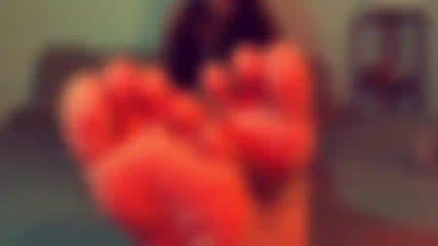 Adoradora de pés em câmera lenta.