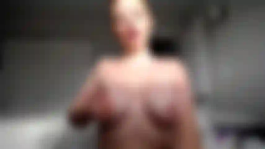 Exigindo gozada, rebolando, humilhando.