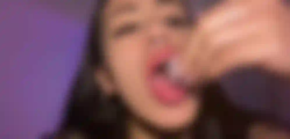 Saliva game, wet fingers