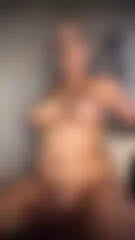 Cavalgando meu dildo até gozar.