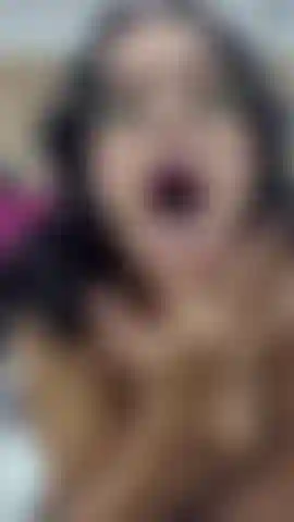 Venha e me toque. Quero sentir suas mãos acariciando meu corpo, sentir que sou sua, e que você está no controle de mim hoje.