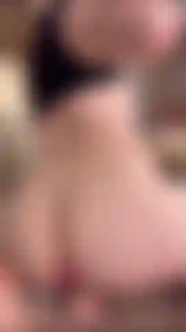 Me fodendo com força no meu quarto.