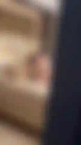 Não há nada que me excite mais do que alguém me espionando enquanto eu destruo minha buceta no meu quarto.