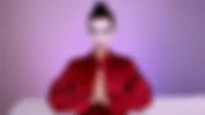 Hot geisha te serve com corpo espumoso.