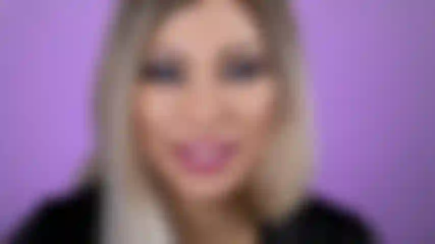 Beijando vidro.