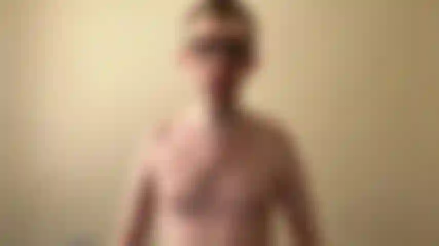 Dançando com meu corpo liso de twink. Olha meus movimentos incríveis em exibição!