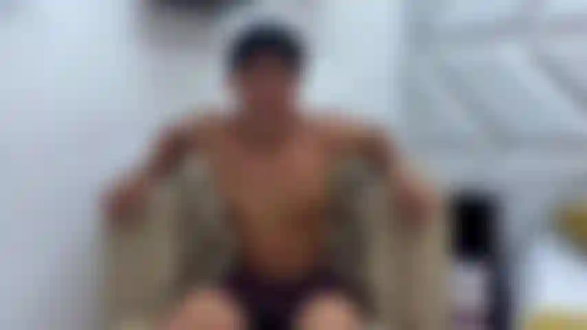 Colocando óleo no meu jovem corpo de ébano.