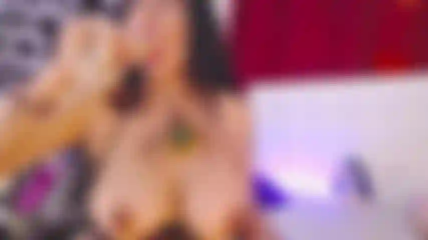 Chupe vibrador e peitos para fora.