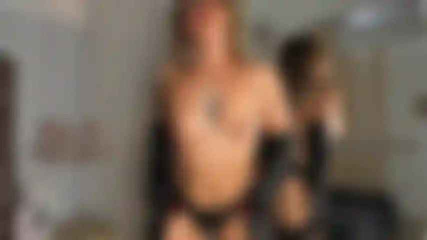 Uma mamãe sexy e safada em óleo.