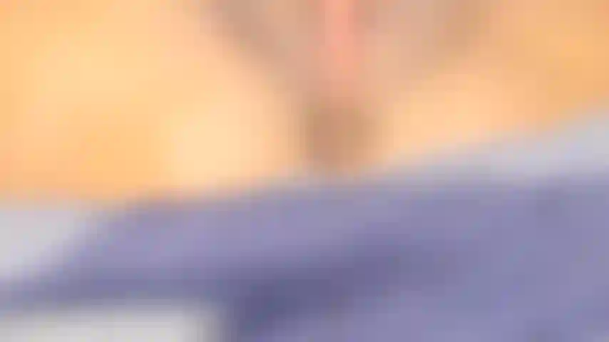 Uns dois dedos na minha bunda fazem minha buceta pingar, tentando fazer sair aquela torta de bunda.