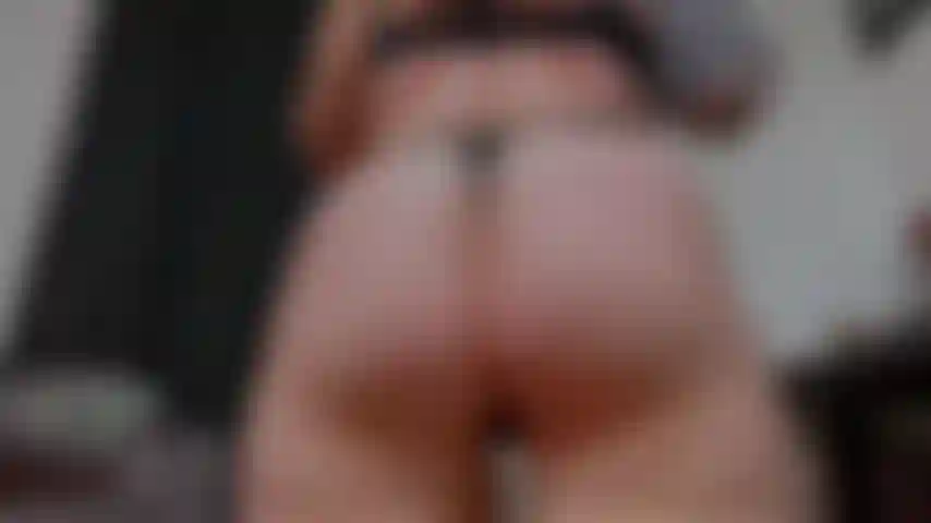 Cabelo rosa e preto | twerking, piscando e provocando.