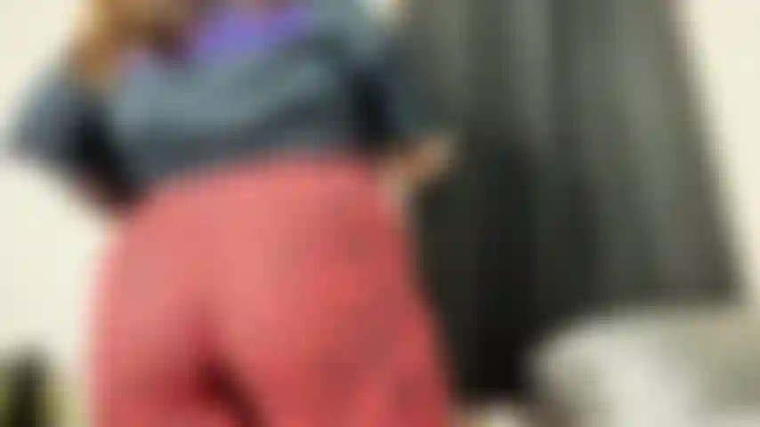 Twerking em calças apertadas.