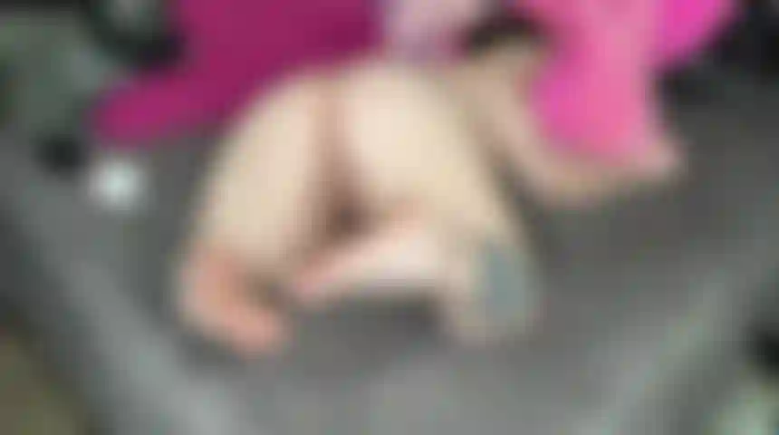 Vouyer bbw loção nua nos pés e pinto as unhas dos pés.