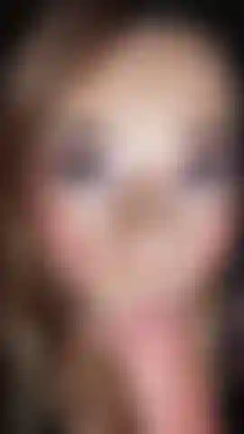 Asmr chupando e fodendo um vibrador duro no meu armário.