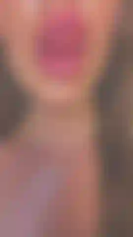 Meus lábios grandes saboreando um enorme pau negro.