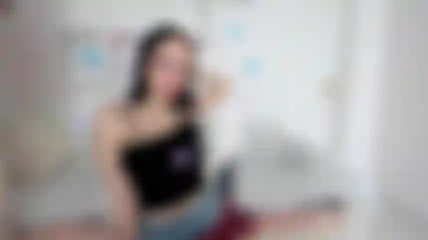 Sexy striptease. Gemendo. O corpo nu.