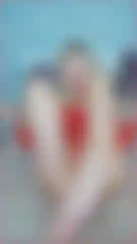 Punheta com os pés, meus dedos longos acariciam seu pau.