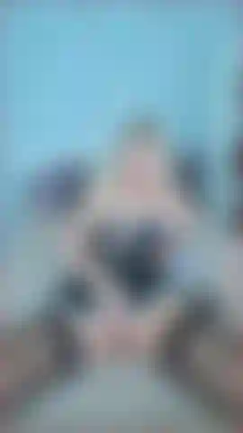 Ando com um dildo grande e uma buceta rosa tão molhada.