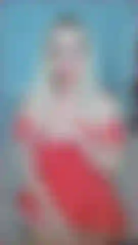 Dildo entre os peitos cuspido.