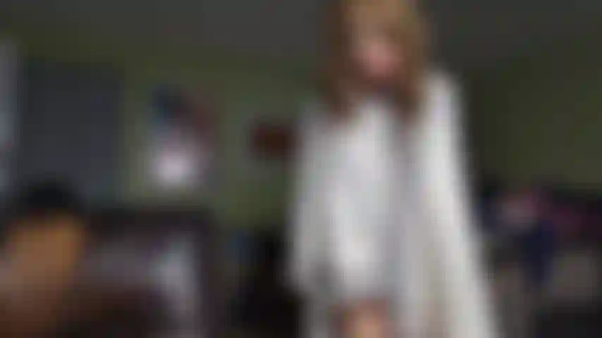 Rastejando no chão, plug anal doggystyle.