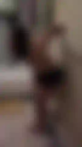 Luta pela escravidão da corda na parede do banheiro.