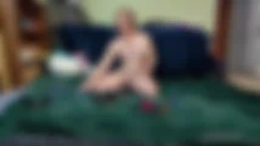 Encapuzada, amarrada, lutando contra o orgasmo.