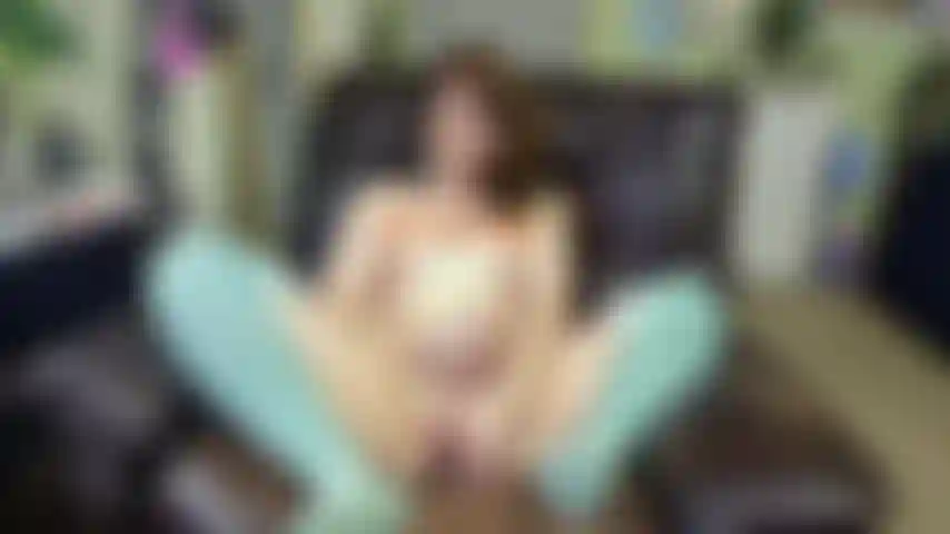 Me masturbando até o orgasmo com um plug-in.