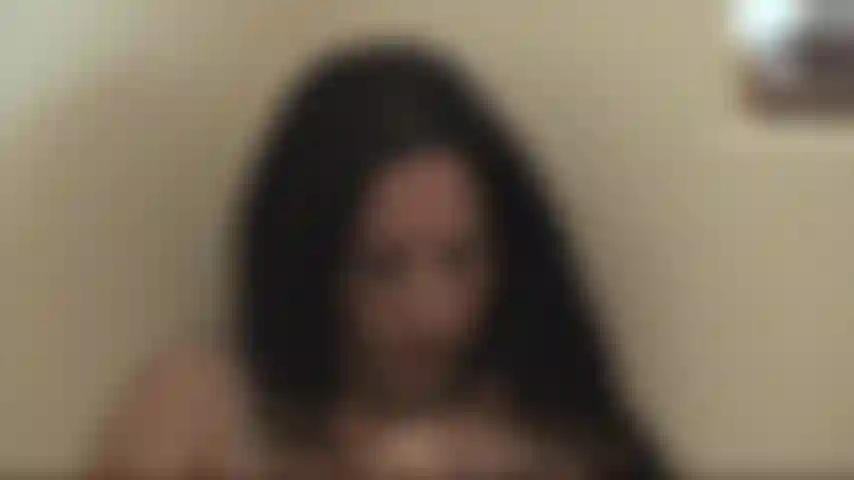 Durante uma visitação pública resolvi apenas puxar o vestido para cima e brincar com minha bucetinha no loft enquanto o corretor de imóveis estava lá embaixo. A emoção de talvez ser pega me deixa tão excitada que tenho um orgasmo enorme.