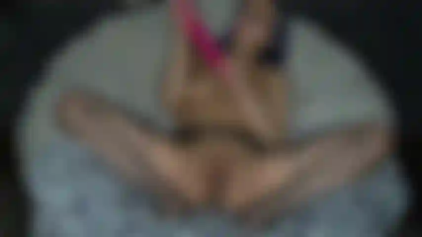 Gozando com as pernas atrás da cabeça usando meu brinquedo de 12 polegadas!