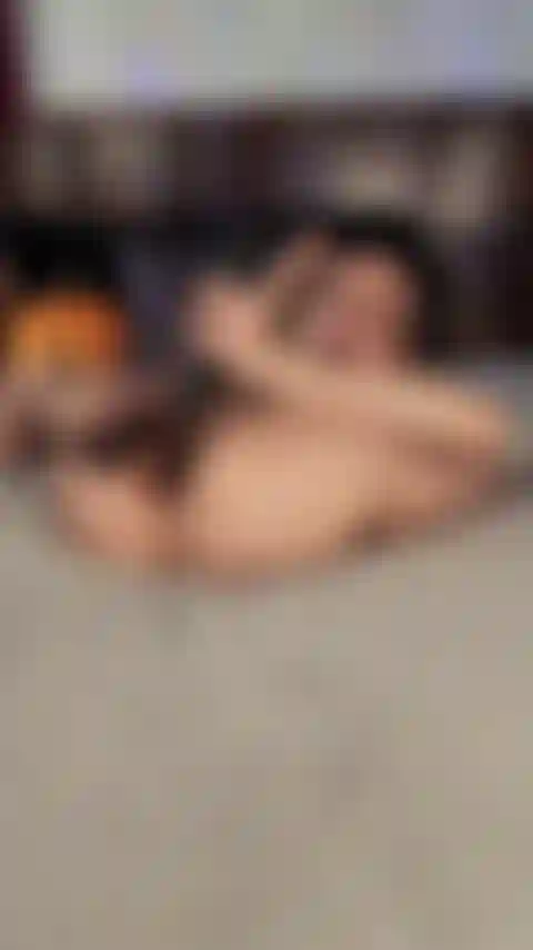 Paus enormes em ambos os meus buracos! Meus buracos são tão esticados que me faz gozar!