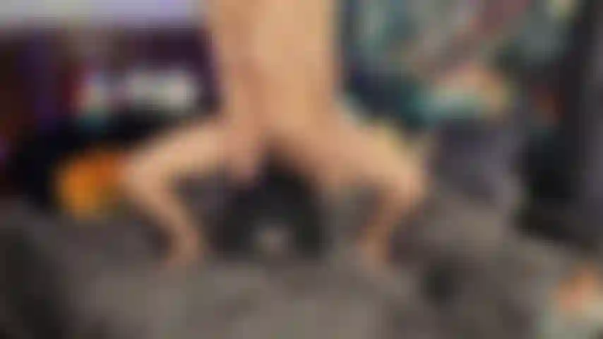 Vejo meus peitos balançando enquanto ando na vibração da minha sela. Mal consigo aguentar quando começo a gozar!