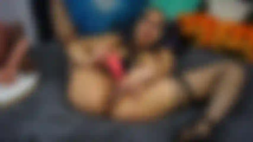 Adoro meu brinquedo sugador de clitóris! Tão molhada!