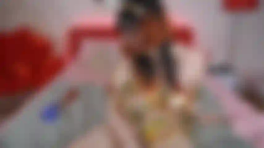 Chupo um vibrador e provoco uma garganta profunda.