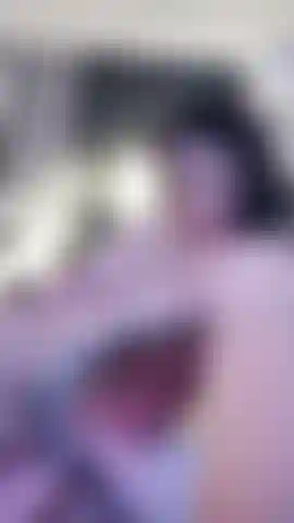 Dildo e vibrador em uma buceta peluda e um vibrador no clitóris 2.