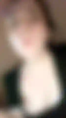 Comendo uma fatia de pizza em 5 mordidas.