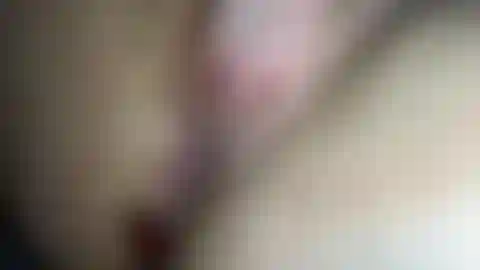 Buceta recém-raspada ganha um plug anal com torta de creme.