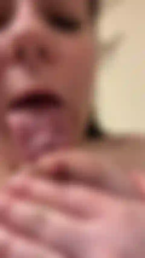 Lambendo meus mamilos.