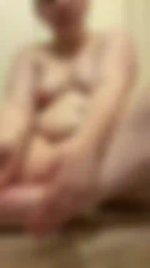 Tentando lamber os dedos dos pés.