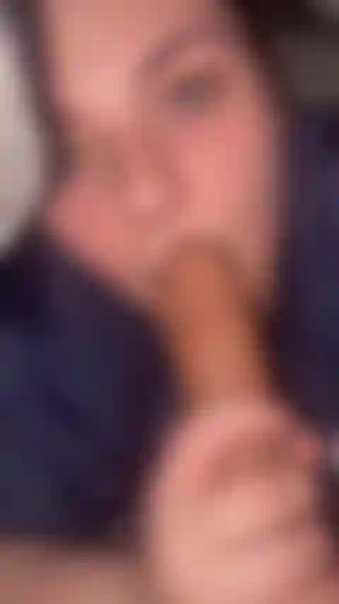 Te dando um bj debaixo do cobertor para não sermos pegos.