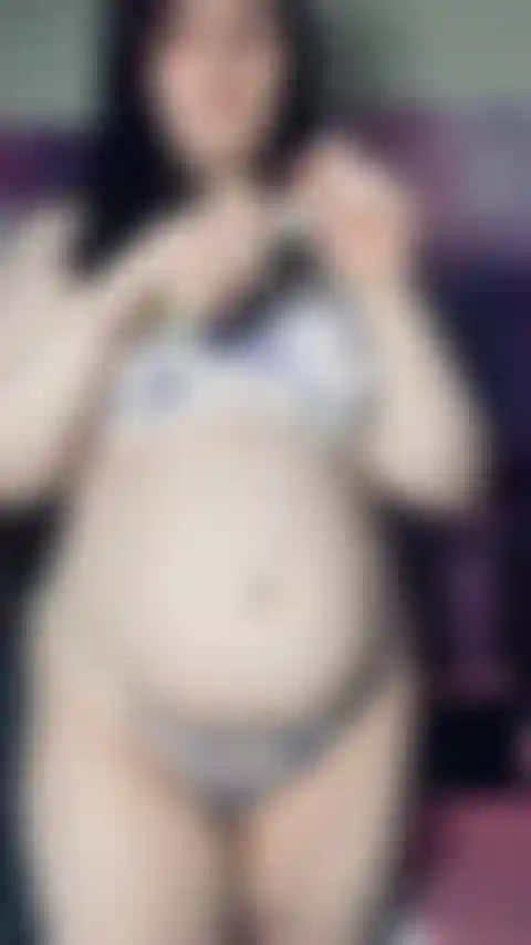 17 Grávida de semanas com barriga oleada.