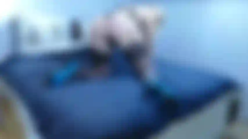 Carícia sensual, meia-calça, roupa sexy e salto.