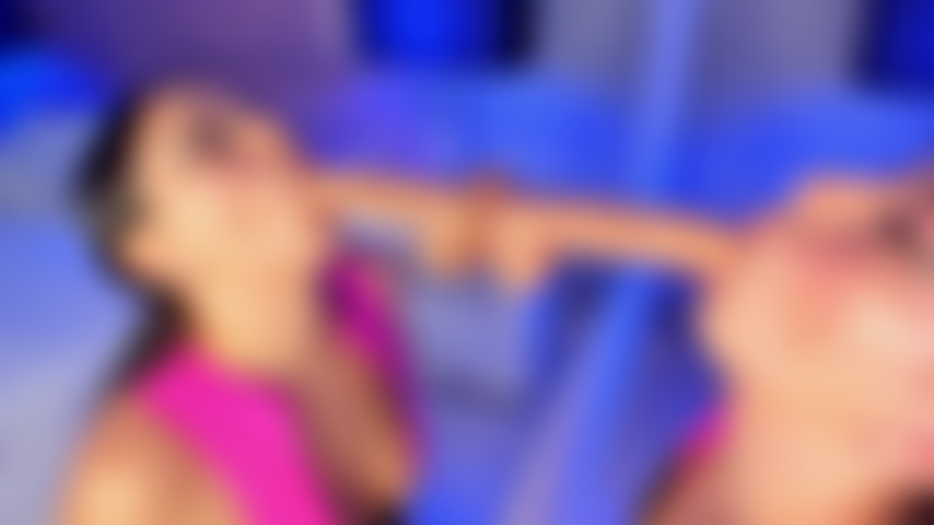 Faço uma garganta profunda e bagunçada na frente do espelho.