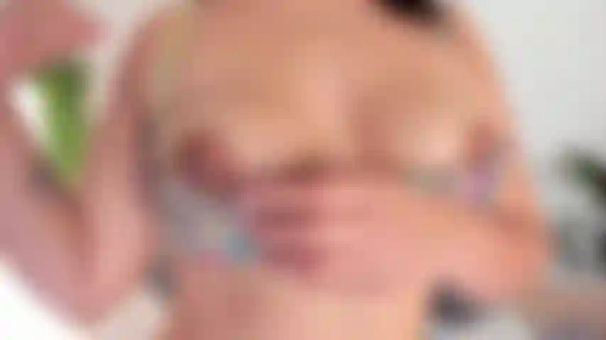 Peitos e bunda mais perto.