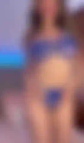 Fodendo meu cuzinho no cachorrinho.