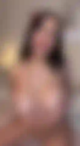 Cavalgando um pau com um plug no meu cu.