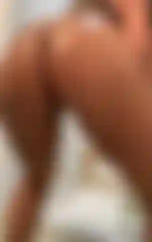 Buceta para fora, bunda batendo palmas em câmera lenta.