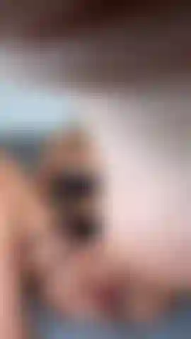 Brinco de xoxota em lingerie preta rendada e sexy.