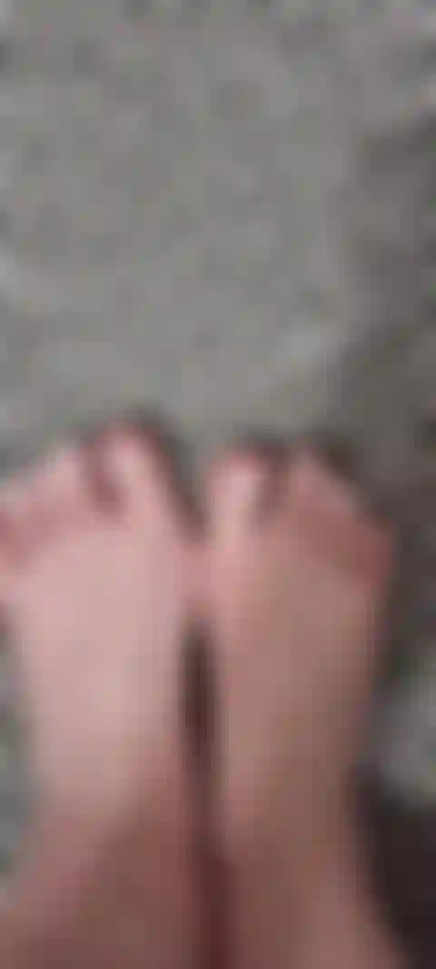 Pés e dedos sensuais.