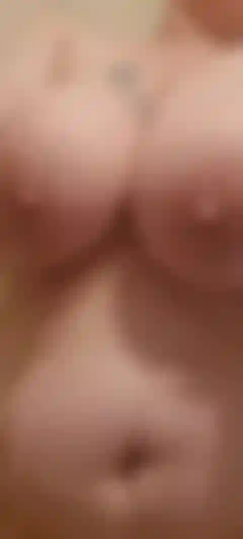 Água escorrendo nos peitos e na buceta close-up mmm.